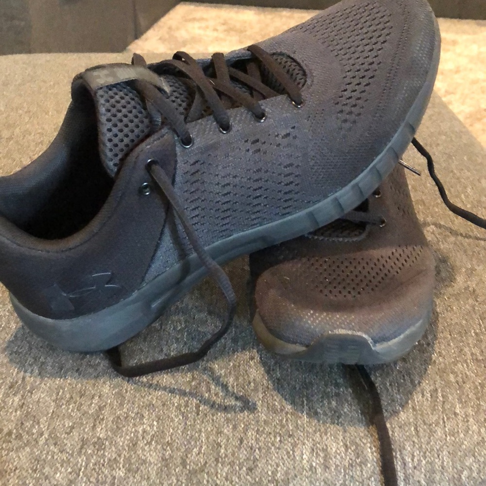 Men’s under armour black shoes